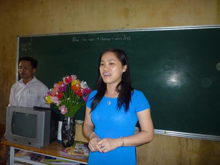 Bà Bùi Thị Ngọc Hà, Hiệu trưởng Trường Mầm non Lý Thái Tổ 2 đại diện cho toàn thể giáo viên, phụ huynh và học sinh nhà trường chia sẻ tình cảm với học sinh nghèo xã Ngòi Hoa